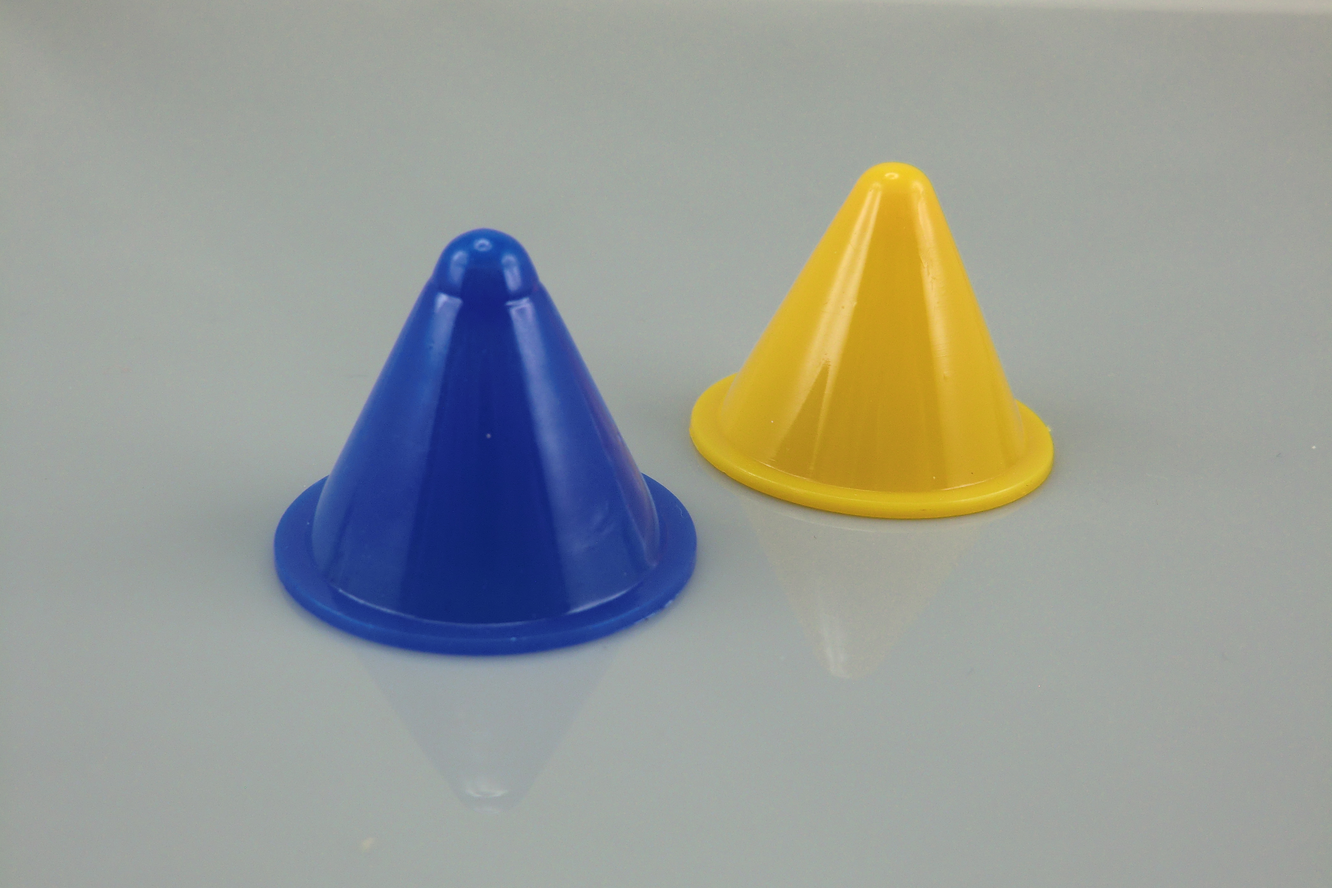 Opaque plastic Pawns Cones 31 x 24