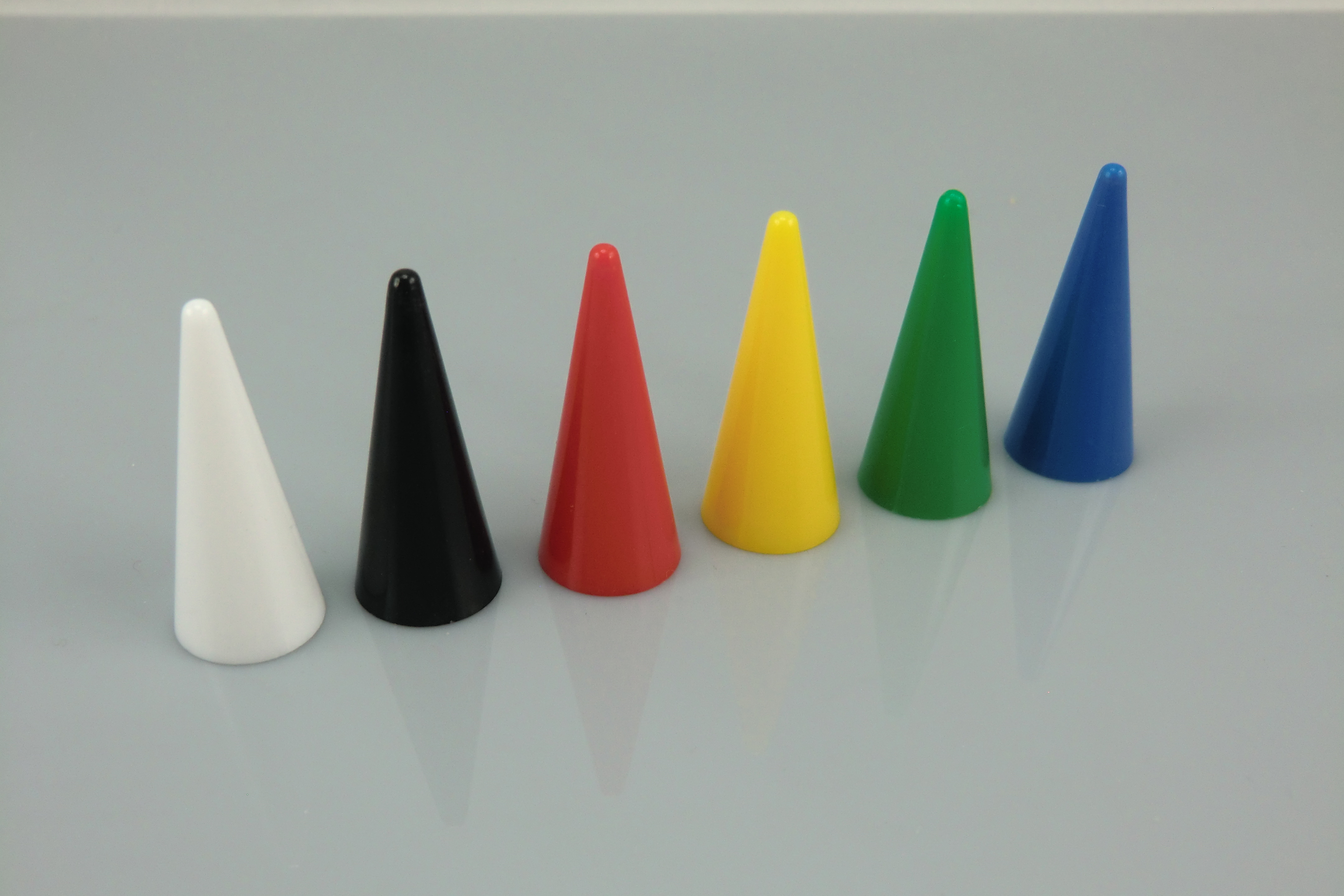 Opaque plastic Pawns Cones 15 x 35